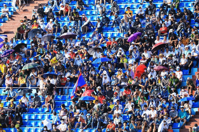 Cổ động viên đến sân Thiên Trường cổ vũ cho hai đội U23 Singapore và U23 Campuchia. (Ảnh: Tuấn Anh/TTXVN) Truyền thông các nước ấn tượng với không khí trên sân Thiên Trường ảnh 2