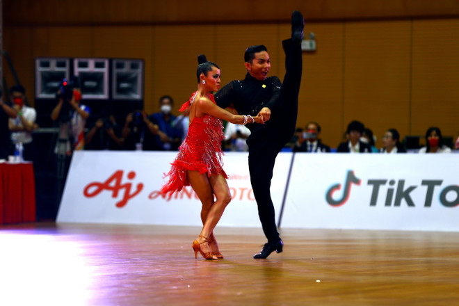 Khiêu vũ thể thao Việt Nam đại thắng trong ngày đầu ra quân ảnh 1