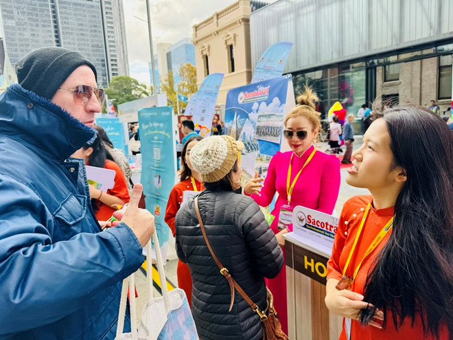 Du khách Australia tìm hiểu thông tin về du lịch Việt Nam tại sự kiện xúc tiến quảng bá. (Ảnh: Lê Đạt/TTXVN) z5678638368998_296f5b922daf1674a916fde2321c1416.jpg