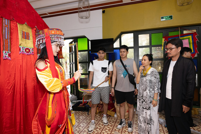 Trước thềm đêm diễn đặc biệt, các thí sinh bày tỏ niềm háo hức chờ đợi được trình diễn “National Costume.” (Ảnh: BTC) National Costume(14).jpg