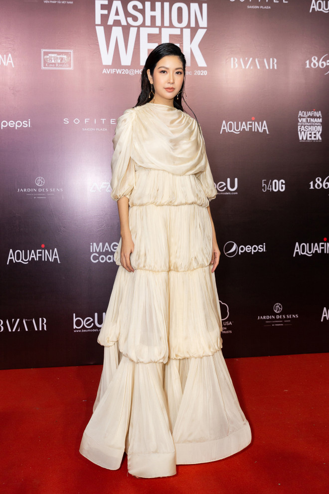 Dàn hoa hậu xuất hiện duyên dáng tại tuần lễ thời trang lớn nhất năm ảnh 3