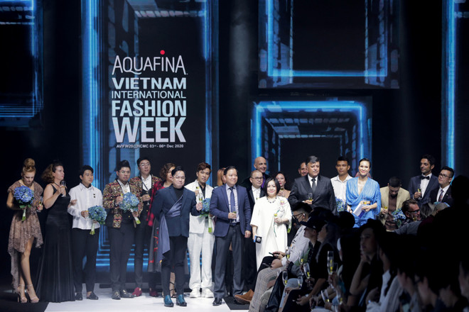 Dàn hoa hậu xuất hiện duyên dáng tại tuần lễ thời trang lớn nhất năm ảnh 7