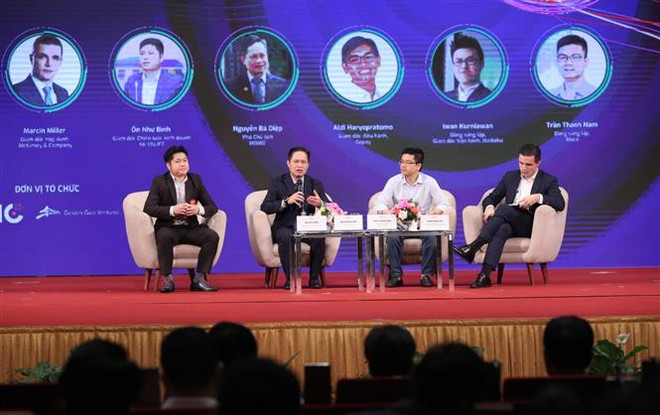 Các diễn giả tham gia thảo luận tại diễn đàn. (Ảnh: Danh Lam/TTXVN) Phó Thủ tướng: Số hóa tạo động lực cho doanh nghiệp phát triển ảnh 2