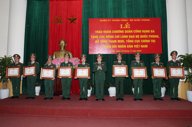 Trao Huân chương Quân công hạng Ba tặng lãnh đạo Bộ Quốc phòng ảnh 1