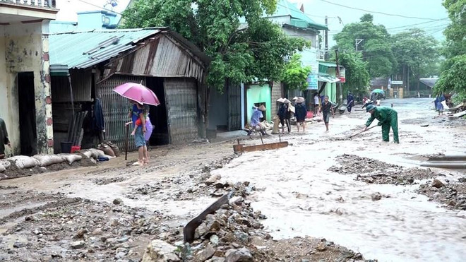 Mưa lũ do bão khiến tuyến đường ở huyện Mường Lát, Thanh Hóa bị vùi trong đất đá. (Ảnh: TTXVN) Vẫn còn 3 đến 4 cơn bão ảnh hưởng trực tiếp đến đất liền trong năm nay ảnh 1