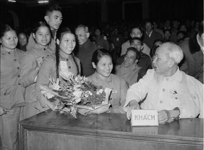 Chủ tịch Hồ Chí Minh nói chuyện thân mật với đại biểu Thanh niên xung phong dự Đại hội thanh niên xung phong chống Mỹ cứu nước toàn miền Bắc (tháng 1/1967). (Nguồn: Ảnh tư liệu TTXVN) Xây dựng tổ chức Đảng vững mạnh theo Di chúc của Chủ tịch Hồ Chí Minh ảnh 1