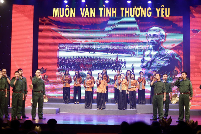 Một tiết mục tại Chương trình chính luận-nghệ thuật đặc biệt 'Muôn vàn tình thương yêu.' (Ảnh: Minh Quyết/TTXVN) Xây dựng tổ chức Đảng vững mạnh theo Di chúc của Chủ tịch Hồ Chí Minh ảnh 2