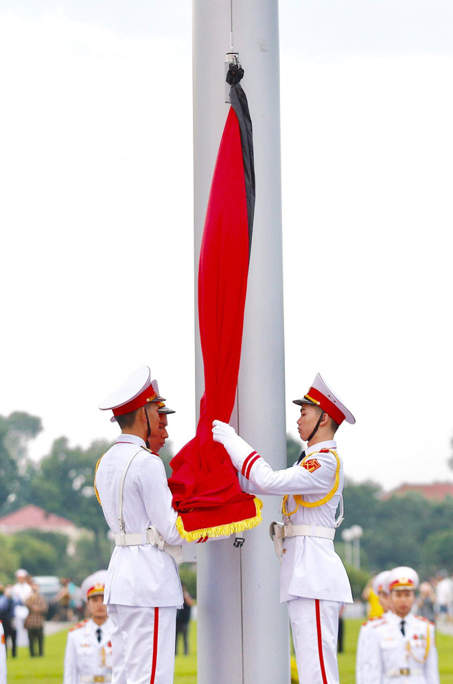 Rưng rưng lễ thượng cờ rủ bắt đầu cho hai ngày Quốc tang ảnh 6