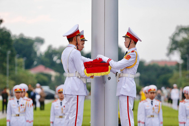 Rưng rưng lễ thượng cờ rủ bắt đầu cho hai ngày Quốc tang ảnh 10