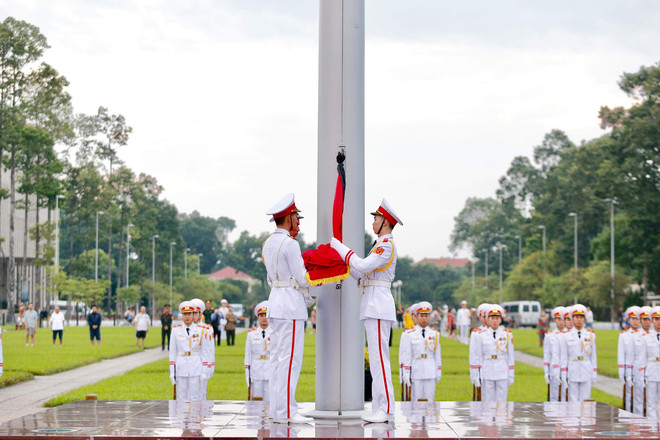 Rưng rưng lễ thượng cờ rủ bắt đầu cho hai ngày Quốc tang ảnh 8
