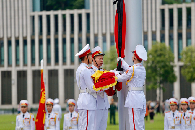 Rưng rưng lễ thượng cờ rủ bắt đầu cho hai ngày Quốc tang ảnh 4