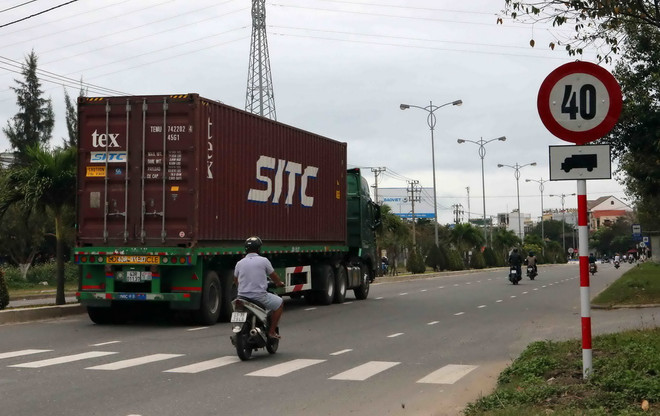 Tai nạn giao thông liên tiếp do xe ben phóng nhanh vượt ẩu ảnh 1