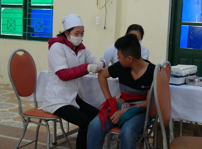 Bà Rịa-Vũng Tàu tiêm vắc xin sởi-rubella cho học sinh cấp ba ảnh 1