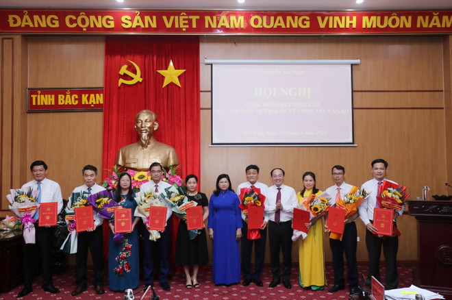 Trao quyết định luân chuyển, điều động, bổ nhiệm cán bộ lãnh đạo, quản lý. (Ảnh: Vũ Hoàng Giang/TTXVN) Bắc Kạn công bố quyết định luân chuyển 13 cán bộ lãnh đạo, quản lý ảnh 1