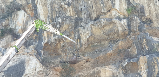 Quảng Ninh: Xuất hiện điểm sạt lở đá nguy hiểm trên núi Bài Thơ ảnh 1