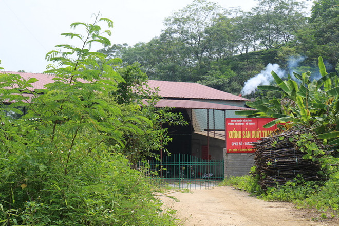 Cơ sở sản xuất than sinh học của bà Lê Thị Thơm. (Ảnh: Anh Tuấn/Vietnam+) Tạm dừng hoạt động cơ sở sản xuất than sinh học gây ô nhiễm ảnh 1