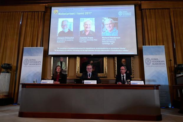 Giải Nobel Hóa học 2017 thuộc về 3 nhà khoa học Thụy Sĩ, Mỹ và Anh ảnh 1