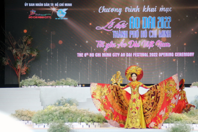 Một mẫu thiết kế độc đáo trong bộ sưu tập áo dài 'Di sản' trình diễn tại Lễ hội Áo dài Thành phố Hồ Chí Minh lần thứ 8. (Ảnh: Mỹ Phương/TTXVN)) Khai mạc Lễ hội Áo dài TP Hồ Chí Minh: Chiêm ngưỡng 15 bộ sưu tập ảnh 1
