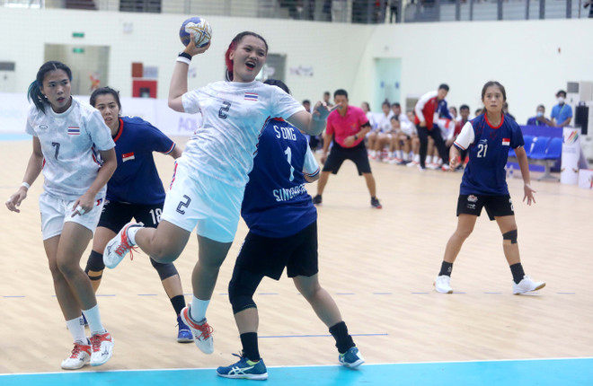 Nữ Việt Nam-Thái Lan tranh đấu giành Huy chương Vàng môn bóng ném ảnh 1