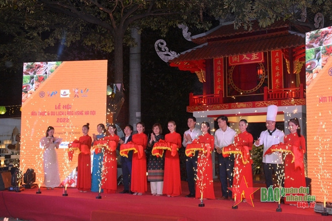 Cắt băng khai mạc Lễ hội.(Nguồn: QDND) Quảng bá ẩm thực Hà Nội đến với khách tham dự Sea Games 31 ảnh 1