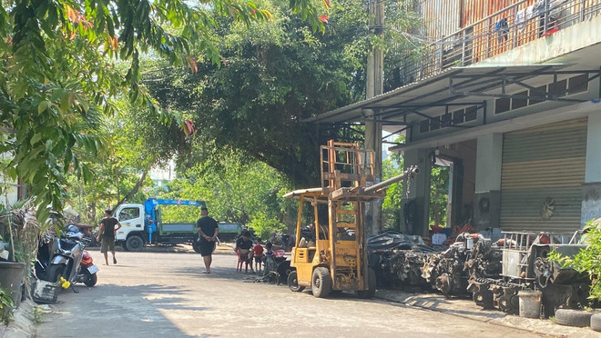 Chiếm dụng vỉa hè, lòng đường, đất công viên làm bãi sửa ôtô ảnh 1