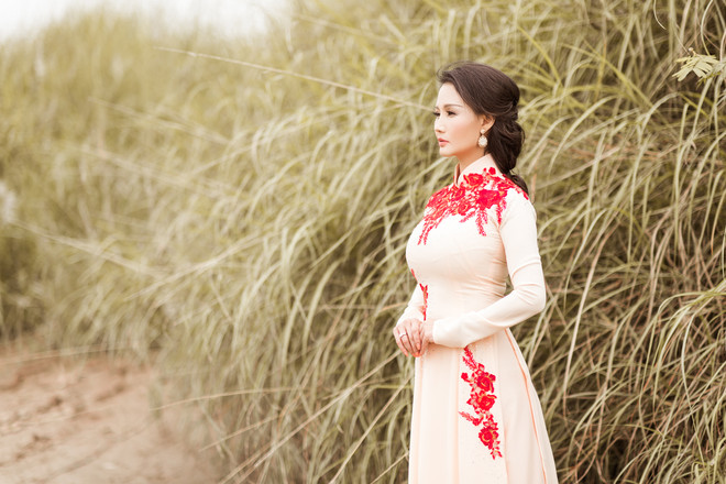 Hoa hậu Sương Đặng dịu dàng với áo dài của nhà thiết kế Nhật Dũng ảnh 5