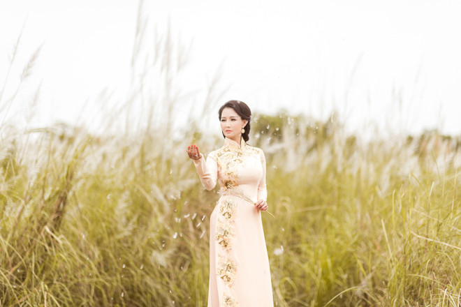 Hoa hậu Sương Đặng dịu dàng với áo dài của nhà thiết kế Nhật Dũng ảnh 1