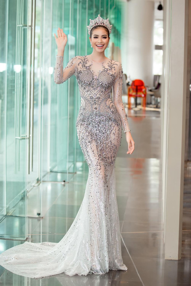 Phạm Hương diện chiếc đầm dạ hội ấn tượng.(Ảnh: Mr AT) Phạm Hương bật khóc khi nhớ về hành trình chinh phục Miss Universe ảnh 3