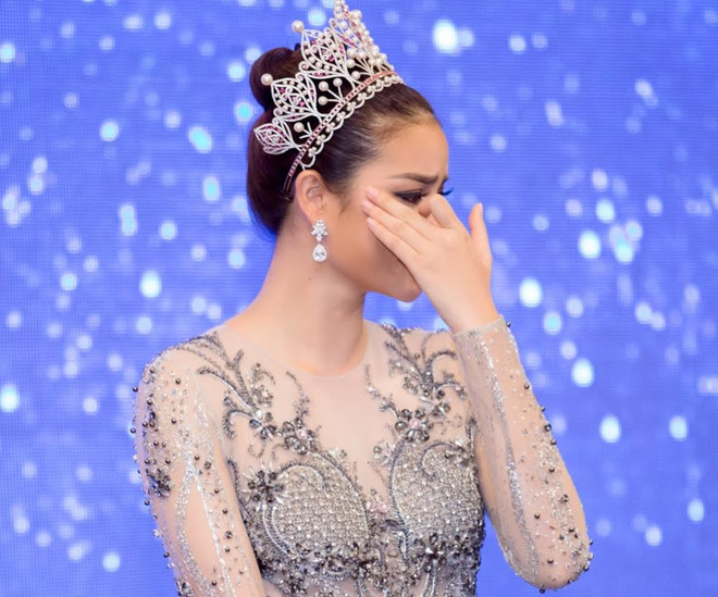 Phạm Hương bật khóc khi nhớ lại hành trình chinh phục Miss Universe 2015. (Ảnh: Mr AT) Phạm Hương bật khóc khi nhớ về hành trình chinh phục Miss Universe ảnh 1