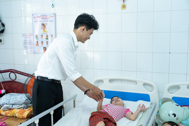Đoàn Hoàng Phương Nam với trẻ em khuyết tật. (Ảnh: BTC) Doan hoang phuong.JPG