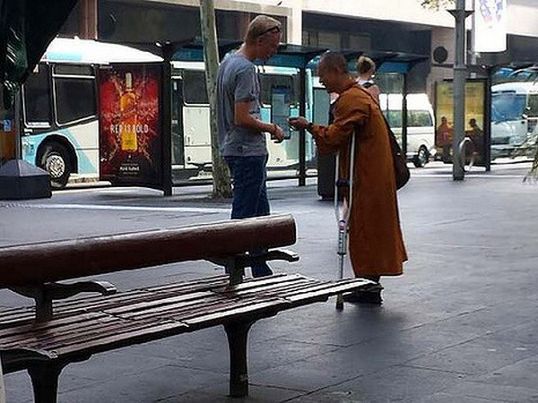 Một người giả dạng nhà sư xin tiền tại thành phố Sydney (Nguồn: Sydney Morning Herald) Xuất hiện tình trạng giả dạng nhà sư để xin tiền ở Australia ảnh 1
