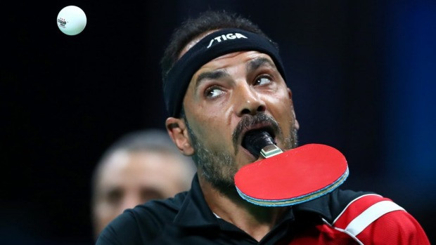 Mất đôi tay, vận động viên Ai Cập ngậm vợt bóng bàn để thi đấu ảnh 1