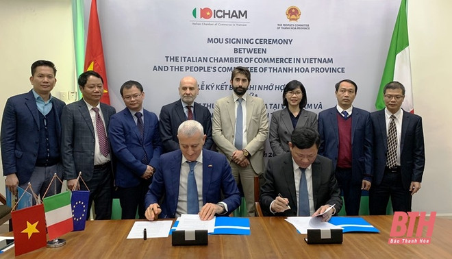 UBND tỉnh Thanh Hóa ký kết bản ghi nhớ hợp tác với Phòng Thương mại Italy tại Việt Nam. (Nguồn: Báo Thanh Hóa) Hỗ trợ doanh nghiệp Thanh Hóa-Italy tìm kiếm cơ hội đầu tư, kinh doanh ảnh 1