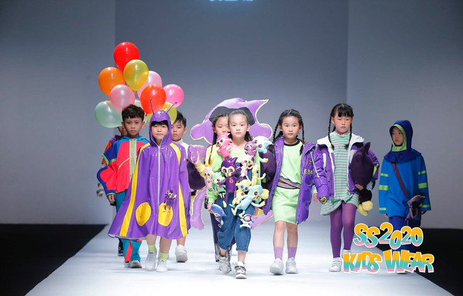 Trang phục hầu đồng lần đầu bước lên sàn diễn thời trang Việt Nam ảnh 1