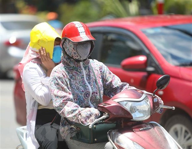 Người lao động làm việc trong thời tiết nắng nóng. (Ảnh: Thanh Tùng/TTXVN) Trợ lực cho người lao động trong những ngày nắng nóng hơn 40 độ C ảnh 1