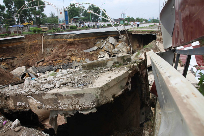 Hà Nam khắc phục sự cố sụt lún đường do thi công nạo vét kênh ảnh 1