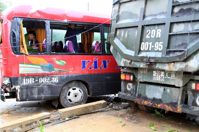 Trời mưa, ôtô khách đâm trực diện xe tải khiến 7 người bị thương ảnh 2