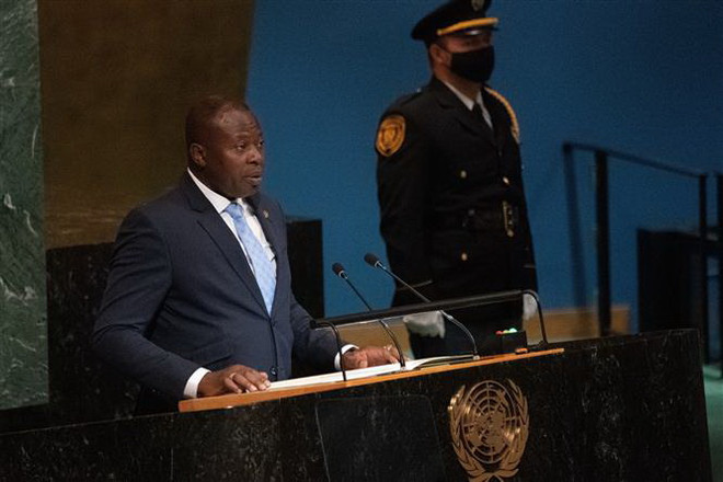 Người đứng đầu chính quyền quân sự Burkina Faso, ông Paul-Henri Sandaogo Damiba (trái) phát biểu tại khóa họp 77 Đại hội đồng LHQ ở New York (Mỹ), ngày 23/9. (Ảnh: AFP/TTXVN) Cựu lãnh đạo chính quyền quân sự Burkina Faso chạy sang Togo ảnh 1