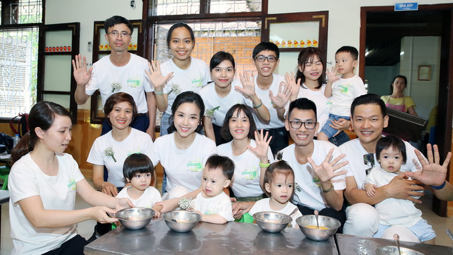 Á hậu Thúy An (hàng đầu, thứ 3 từ trái qua) tham gia hoạt động trong khuôn khổ Dự án. Amway kiên định mục tiêu đồng hành vì trẻ em suy dinh dưỡng Việt Nam ảnh 3