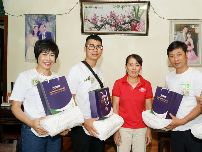 Đại diện Amway Việt Nam đến thăm hỏi và tặng quà các gia đình trong Làng trẻ em SOS Vinh. Amway kiên định mục tiêu đồng hành vì trẻ em suy dinh dưỡng Việt Nam ảnh 2