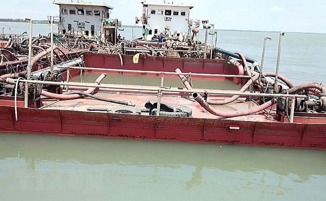 Bắt giữ ba sà lan khai thác cát trái phép trên biển Cần Giờ ảnh 1