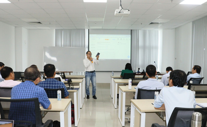 Tập huấn 'Ứng dụng trí tuệ nhân tạo trong tác nghiệp báo chí và xử lý hậu kỳ sản phẩm báo chí.' (Ảnh: Lê Thúy Hằng/TTXVN) ttxvn_dao tao bao chi 2.jpg