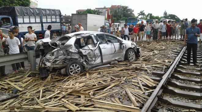 Nam Định: Bị tàu hỏa đâm, ôtô văng xa chục mét, 4 người thương vong ảnh 1
