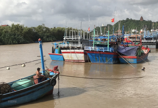 Neo đậu tàu thuyền tránh trú bão. (Ảnh: Phạm Cường/TTXVN) Bão số 13 ảnh hưởng trực tiếp đến Trung Trung Bộ và Nam Trung Bộ ảnh 2