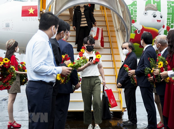 Những vị khách quốc tế đầu tiên trở lại Phú Quốc hồi cuối năm 2021. (Ảnh: TTXVN) Thủ tướng yêu cầu kịp thời công bố lộ trình mở cửa lại du lịch ảnh 1