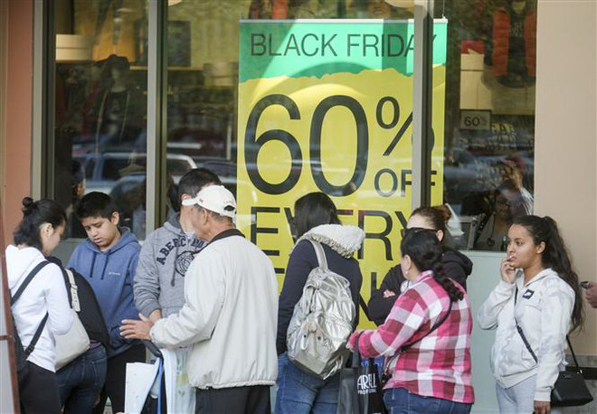 Người tiêu dùng Mỹ "dốc hầu bao" săn hàng giá hời dịp Black Friday ảnh 1