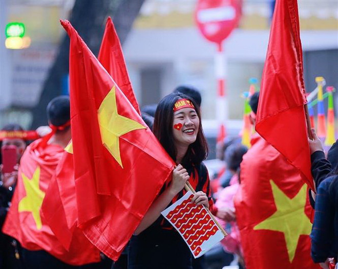 Cổ động viên hâm nóng sân Hàng Đẫy trước trận gặp Campuchia ảnh 1