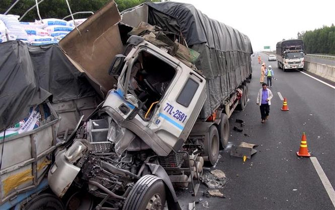 Đâm vào xe tải nổ lốp trên đường cao tốc, hai người thương vong ảnh 1