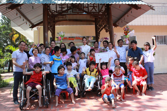 Á hậu Hoàng Thùy xúc động khi thăm trẻ em khuyết tật Củ Chi ảnh 6