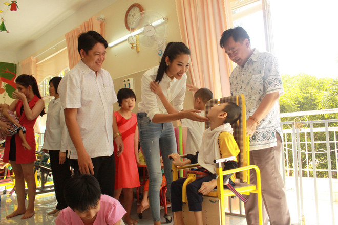 Á hậu Hoàng Thùy xúc động khi thăm trẻ em khuyết tật Củ Chi ảnh 3